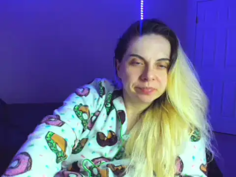 Snapshot of HappyIva chatting on February 17, 8:19 am HappyIva online show from February 17, 8:19 am