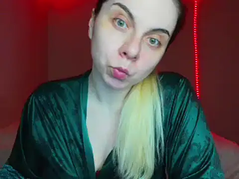 Snapshot of HappyIva chatting on February 18, 2:38 am HappyIva online show from February 18, 2:38 am