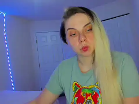 Snapshot of HappyIva chatting on February 25, 12:36 am HappyIva online show from February 25, 12:36 am