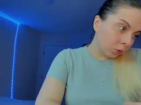 Snapshot of HappyIva chatting on February 26, 11:04 pm HappyIva online show from February 26, 11:04 pm