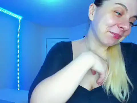 Snapshot of HappyIva chatting on March 2, 11:39 am HappyIva online show from March 2, 11:39 am