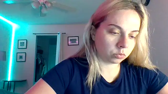 Snapshot of HappyIva chatting on September 22, 6:37 am HappyIva online show from September 22, 6:37 am