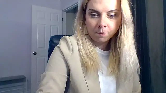 Snapshot of HappyIva chatting on October 5, 12:31 am HappyIva online show from October 5, 12:31 am
