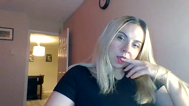 Snapshot of HappyIva chatting on October 7, 11:18 am HappyIva online show from October 7, 11:18 am
