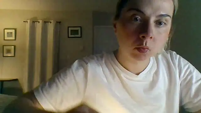 Snapshot of HappyIva chatting on October 8, 5:16 am HappyIva online show from October 8, 5:16 am