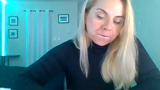 Snapshot of HappyIva chatting on October 13, 4:29 pm HappyIva online show from October 13, 4:29 pm