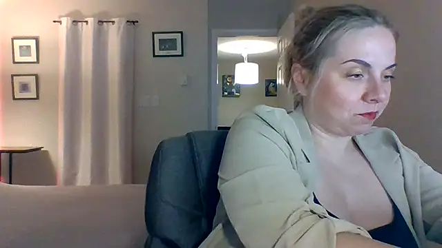 Snapshot of HappyIva chatting on November 13, 4:00 am HappyIva online show from November 13, 4:00 am