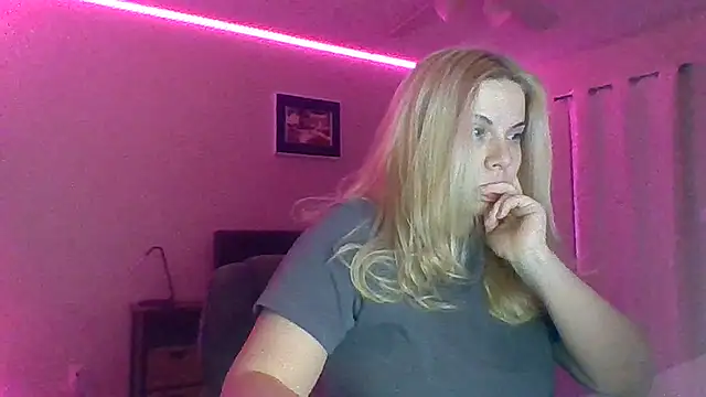 Snapshot of HappyIva chatting on December 2, 5:24 am HappyIva online show from December 2, 5:24 am