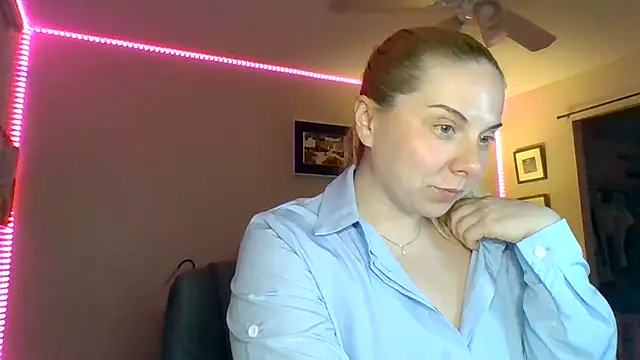 Snapshot of HappyIva chatting on December 5, 12:52 am HappyIva online show from December 5, 12:52 am