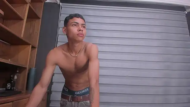 Snapshot of adam_piarse01 chatting on March 14, 12:10 am adam piarse01 online show from March 14, 12:10 am