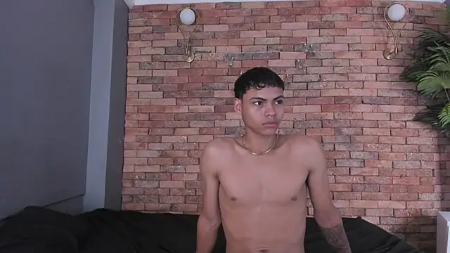 Snapshot of adam_piarse01 chatting on November 23, 6:46 am adam piarse01 online show from November 23, 6:46 am