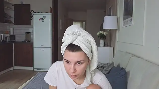 Snapshot of KristineEsme chatting on October 30, 4:47 am KristineEsme online show from October 30, 4:47 am