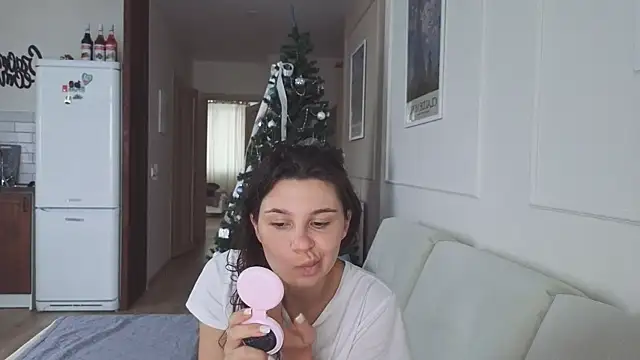 Snapshot of KristineEsme chatting on December 14, 6:08 am KristineEsme online show from December 14, 6:08 am