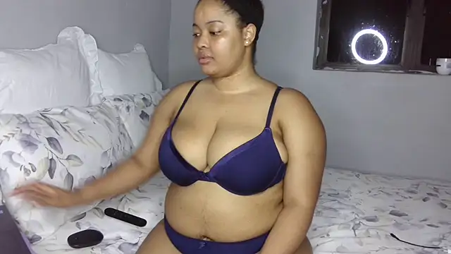 Snapshot of sexytinashe21 chatting on September 18, 9:28 pm sexytinashe21 online show from September 18, 9:28 pm