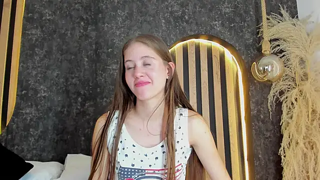 sara  jones gh online show from February 3, 10:21 pm