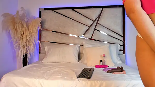 ssofijohnsonx online show from January 8, 7:13 pm