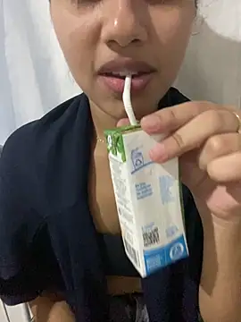 Snapshot of LuizaDiaz chatting on February 18, 9:53 pm LuizaDiaz online show from February 18, 9:53 pm