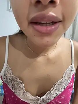 Snapshot of LuizaDiaz chatting on October 19, 12:22 am LuizaDiaz online show from October 19, 12:22 am