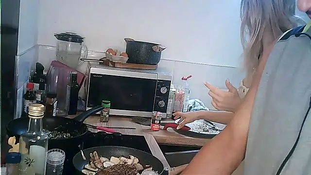 Snapshot of English_Teen_Evelyn chatting on March 14, 1:24 pm English Teen Evelyn online show from March 14, 1:24 pm