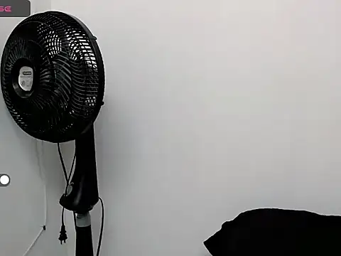 Snapshot of mia_grey01 chatting on February 6, 12:05 pm mia grey01 online show from February 6, 12:05 pm