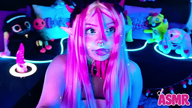 Snapshot of LaytonBox chatting on October 24, 2:24 pm LaytonBox online show from October 24, 2:24 pm