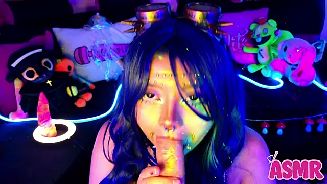 Snapshot of LaytonBox chatting on October 25, 2:24 pm LaytonBox online show from October 25, 2:24 pm