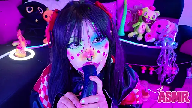 Snapshot of LaytonBox chatting on October 31, 12:39 pm LaytonBox online show from October 31, 12:39 pm