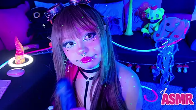 Snapshot of LaytonBox chatting on November 2, 1:13 pm LaytonBox online show from November 2, 1:13 pm