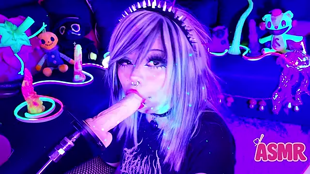 Snapshot of LaytonBox chatting on November 11, 1:44 pm LaytonBox online show from November 11, 1:44 pm