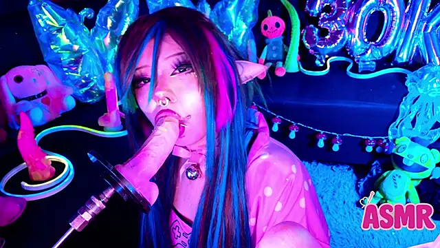 Snapshot of LaytonBox chatting on November 14, 1:21 pm LaytonBox online show from November 14, 1:21 pm