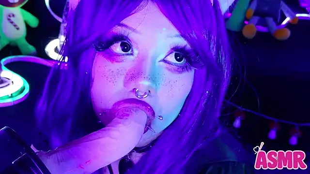 Snapshot of LaytonBox chatting on November 22, 3:00 pm LaytonBox online show from November 22, 3:00 pm