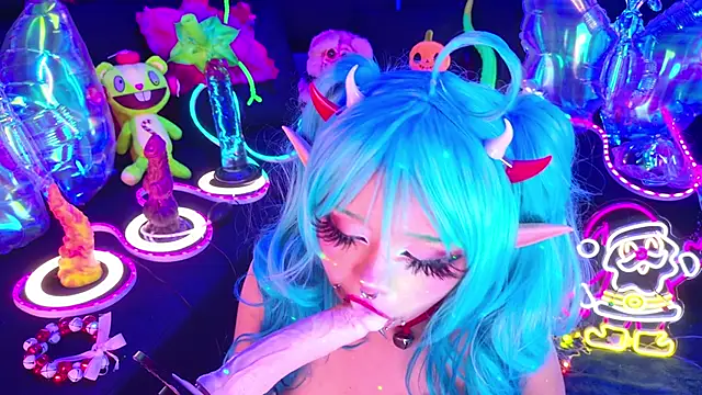 Snapshot of LaytonBox chatting on December 18, 2:12 pm LaytonBox online show from December 18, 2:12 pm