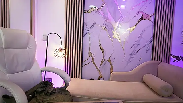 Emma Walkerr  online show from April 7, 7:03 pm