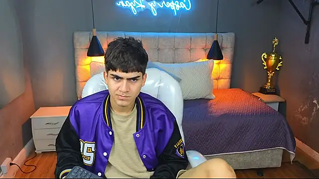 Tommy18   online show from March 6, 7:03 am