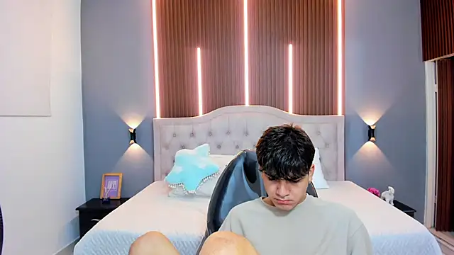 Tommy18   online show from October 22, 3:18 am