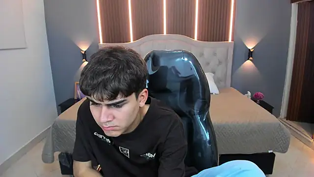 Tommy18   online show from November 13, 3:38 am