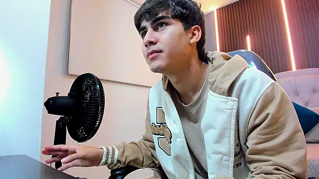 Tommy18   online show from December 2, 3:45 am