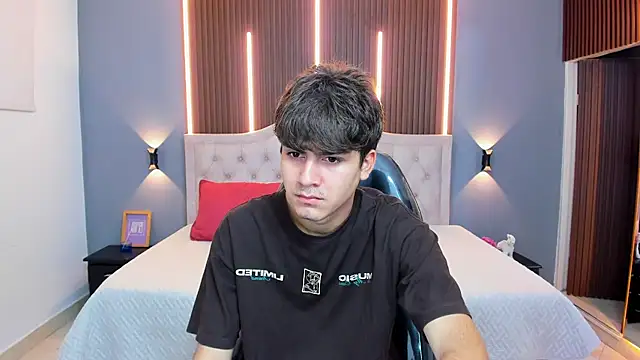 Tommy18   online show from December 14, 3:34 am