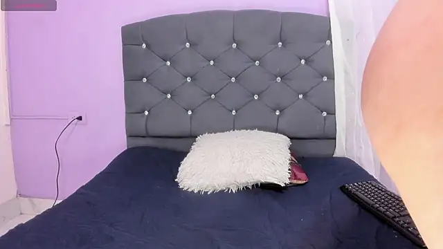 naomii 0 online show from October 3, 1:19 pm