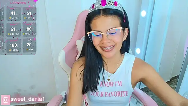 Snapshot of sweet_dania_ chatting on March 1, 3:43 am sweet dania online show from March 1, 3:43 am
