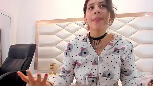 MiaQueen021 online show from February 6, 6:35 pm