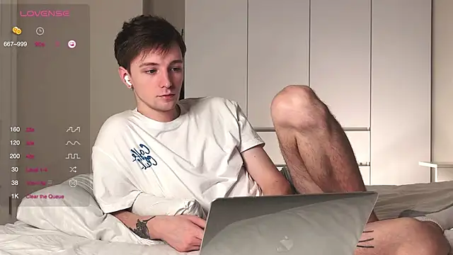 Snapshot of Calvin_Polanski chatting on December 17, 5:24 am Calvin Polanski online show from December 17, 5:24 am