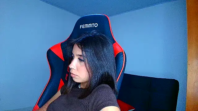 Snapshot of Rousse_violett chatting on November 4, 9:58 pm Rousse violett online show from November 4, 9:58 pm