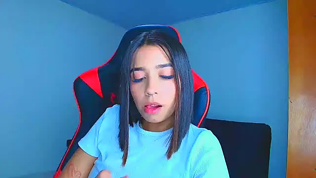 Snapshot of Rousse_violett chatting on November 25, 11:05 pm Rousse violett online show from November 25, 11:05 pm