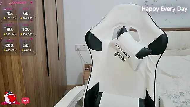 Snapshot of SlewVirus chatting on October 20, 4:40 pm SlewVirus online show from October 20, 4:40 pm