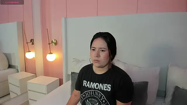 Snapshot of zoes_milee chatting on October 2, 11:17 am zoes milee online show from October 2, 11:17 am