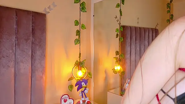 Dahlia Rousse online show from April 12, 8:52 am