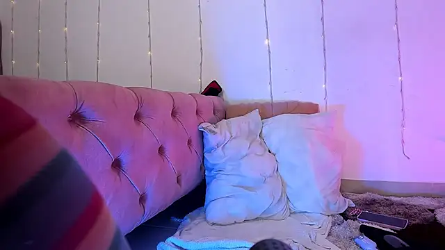 Snapshot of Sophie_Heart chatting on February 9, 6:33 am Sophie Heart online show from February 9, 6:33 am