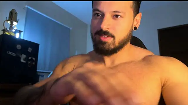 Snapshot of Lucasfit24 chatting on November 11, 12:32 am Lucasfit24 online show from November 11, 12:32 am