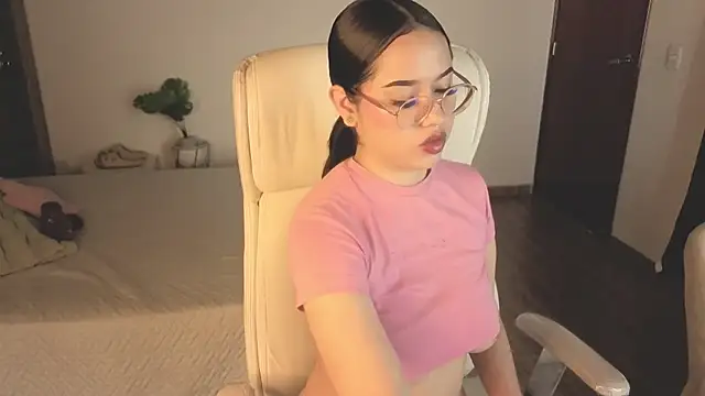 Renaxi Smith online show from November 1, 8:00 pm